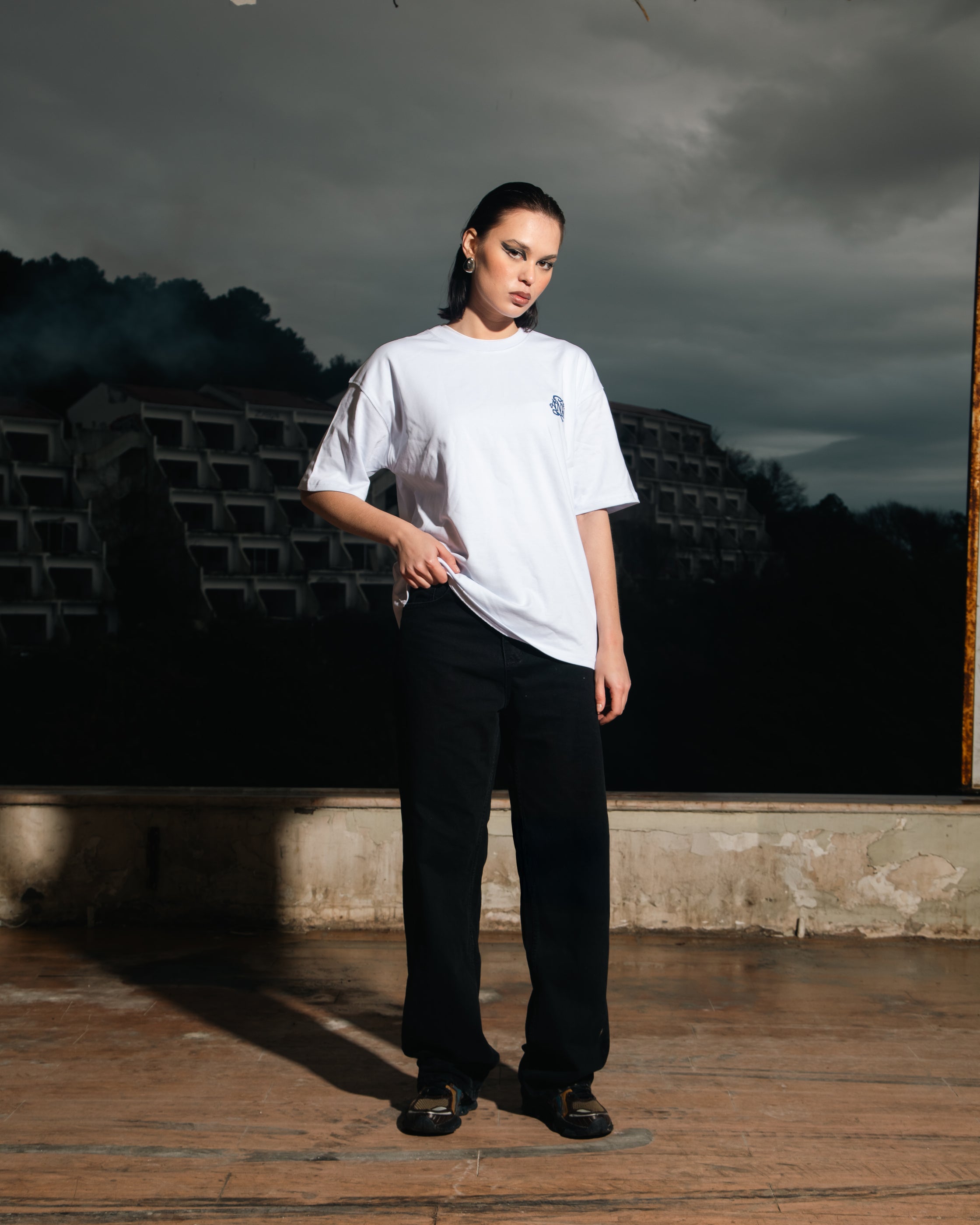 ANTH BLUE EMBROIDERY WHITE T-SHIRT