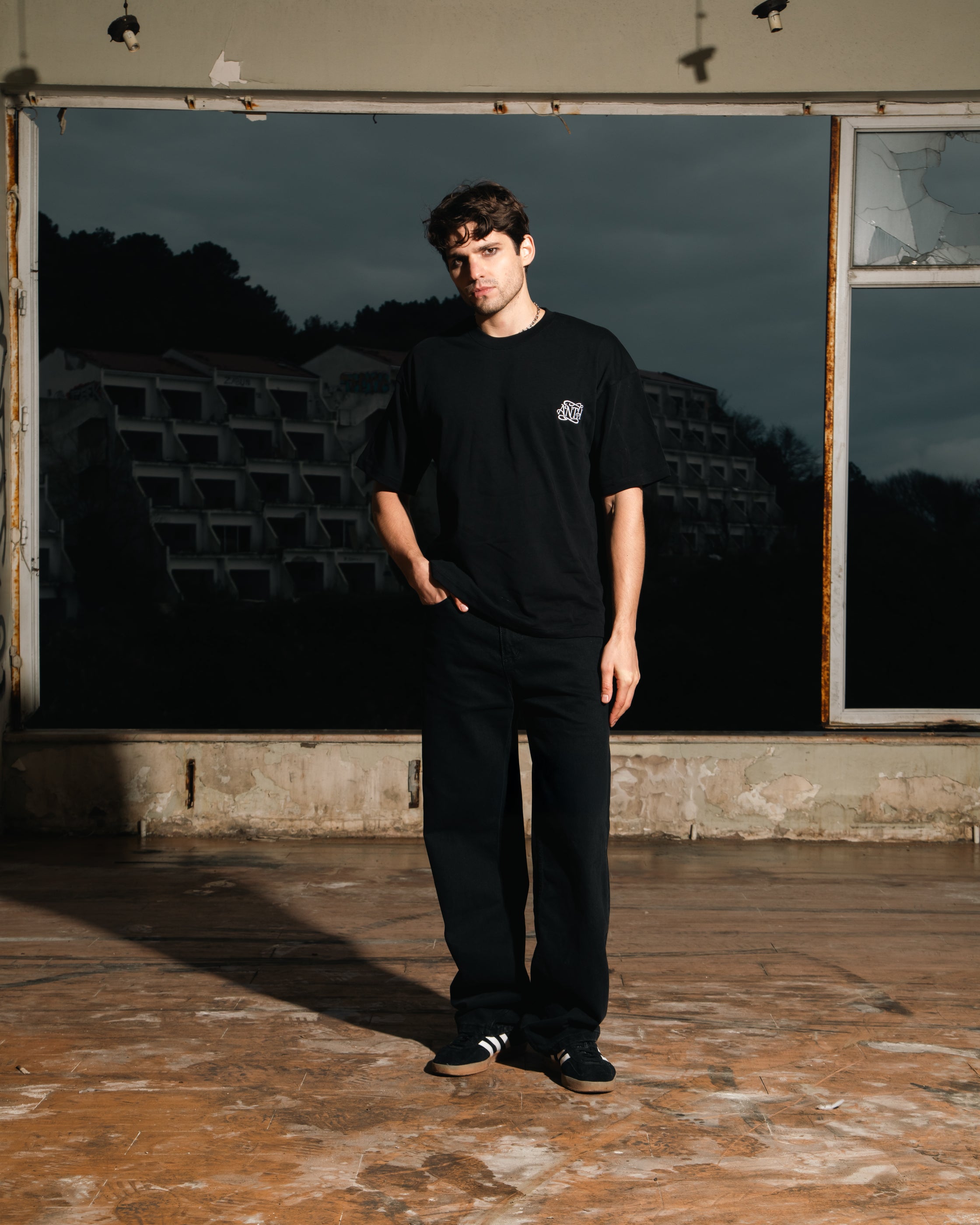 ANTH EMBROIDERY BLACK T-SHIRT
