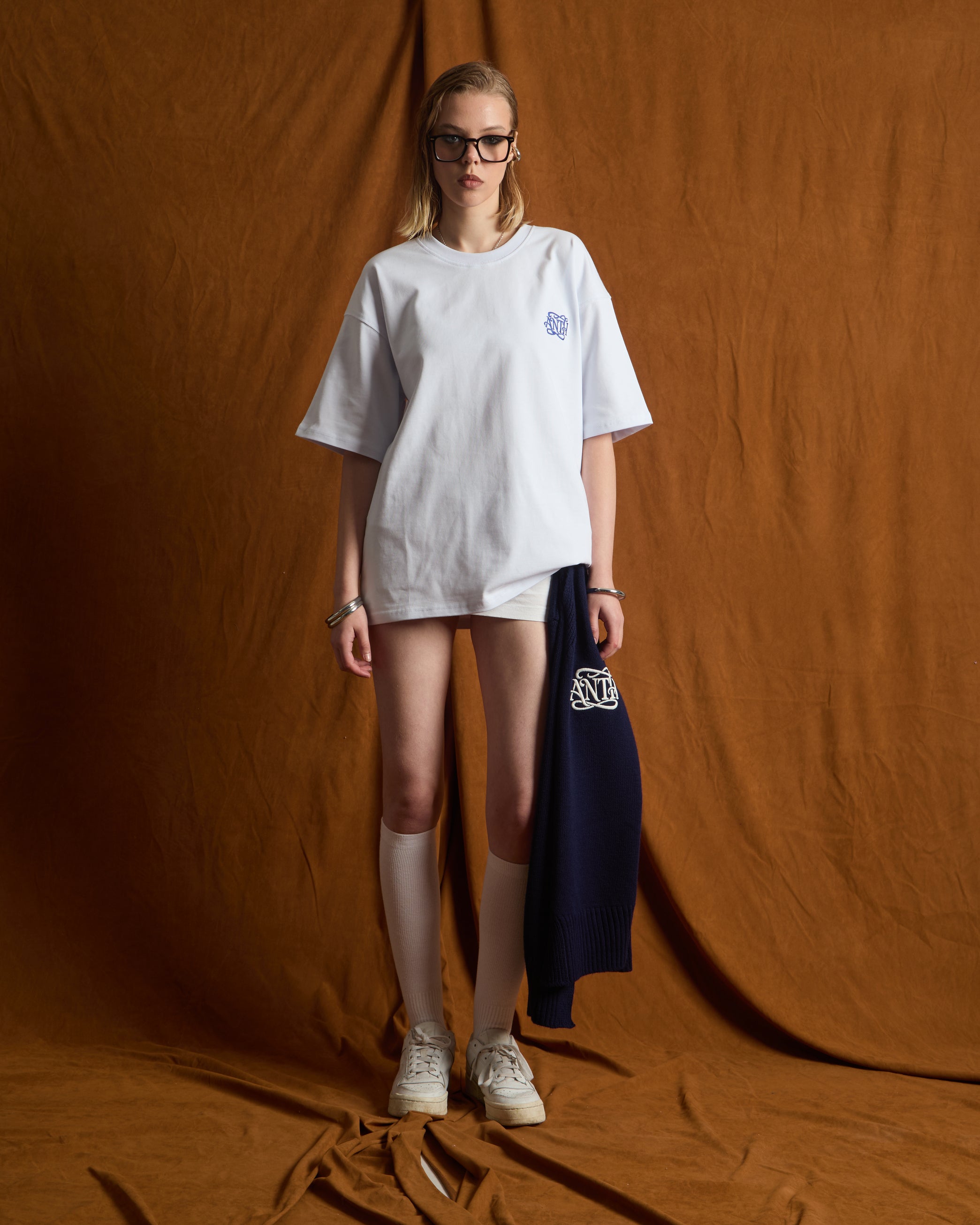 ANTH BLUE EMBROIDERY WHITE T-SHIRT