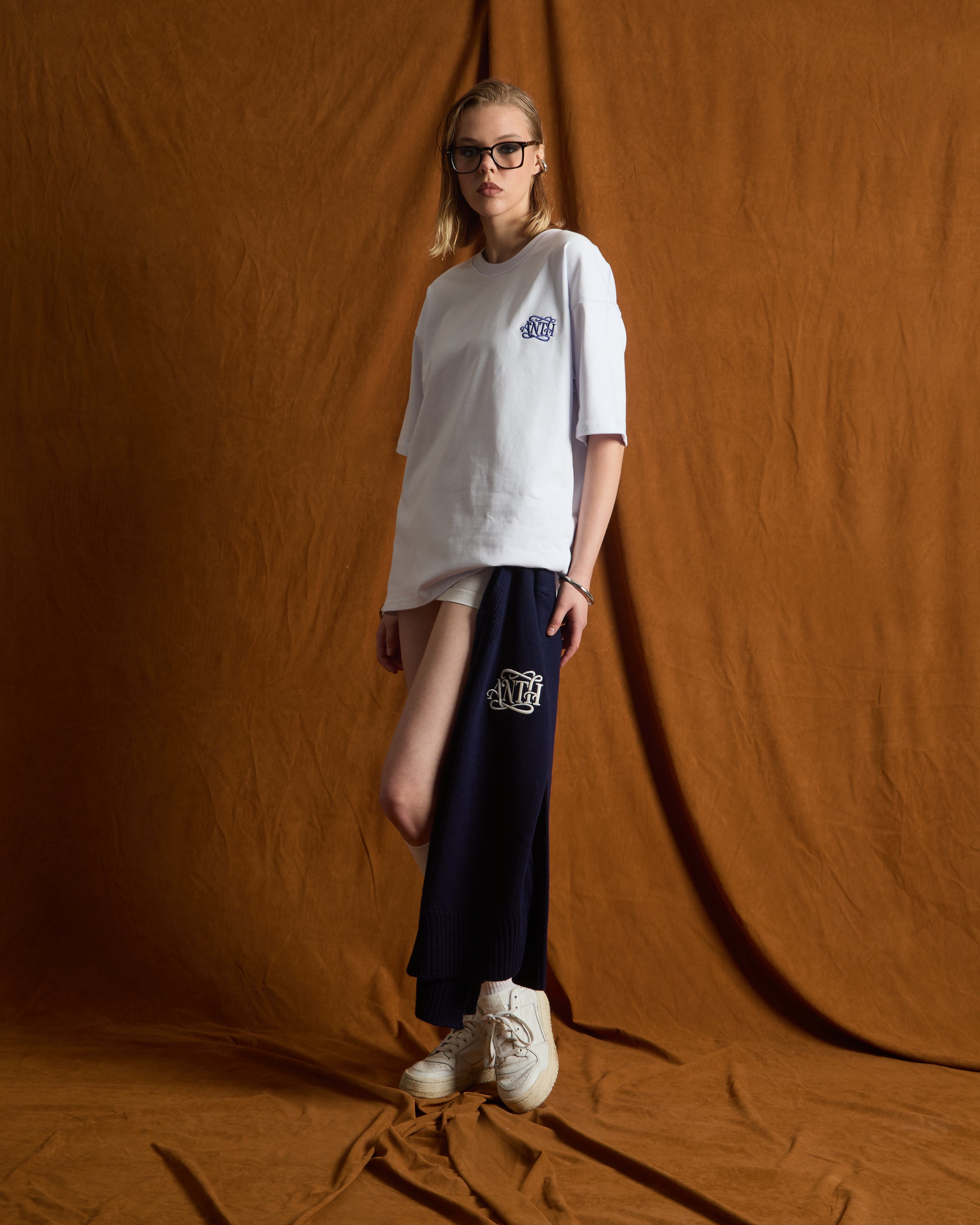 ANTH BLUE EMBROIDERY WHITE T-SHIRT
