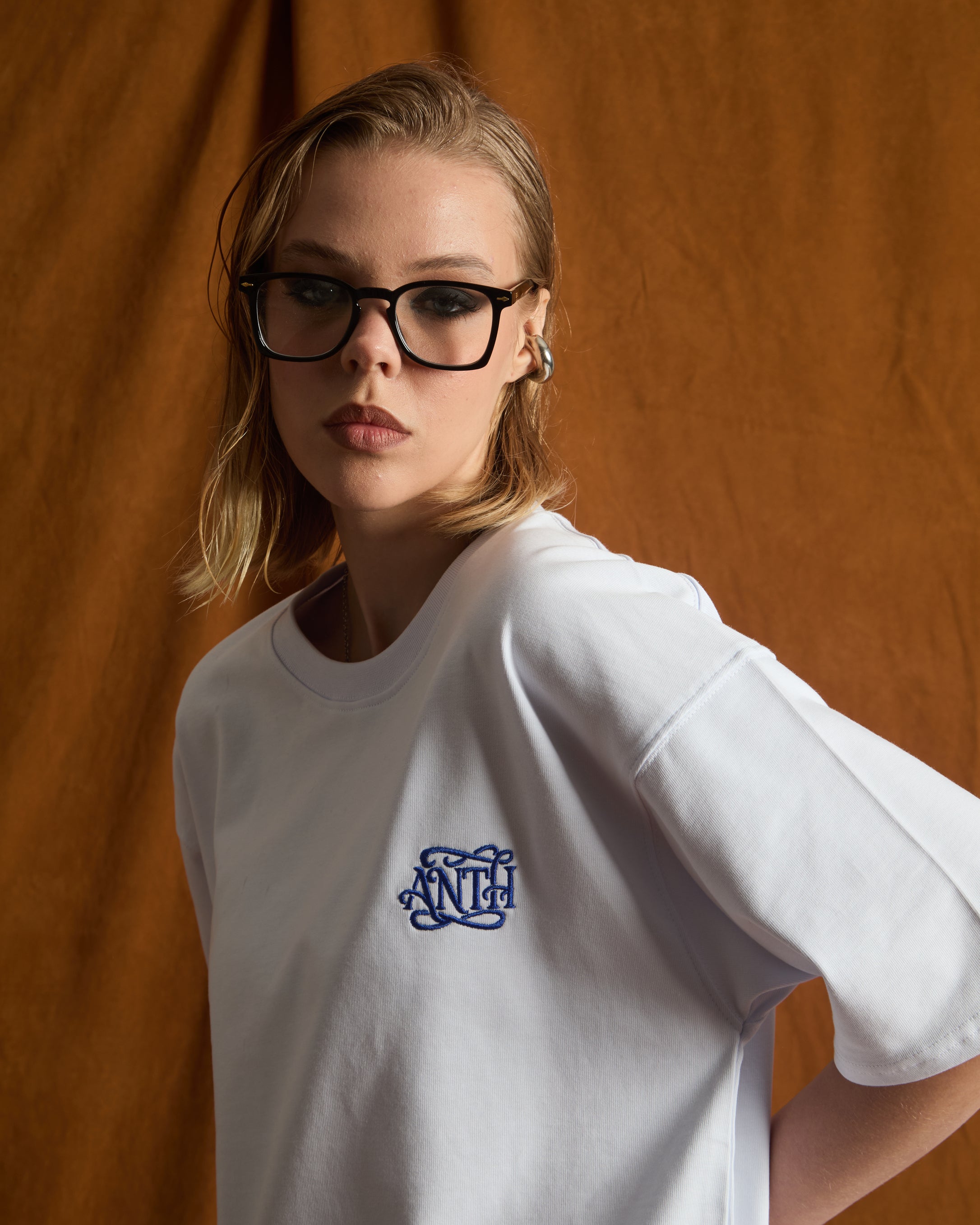 ANTH BLUE EMBROIDERY WHITE T-SHIRT