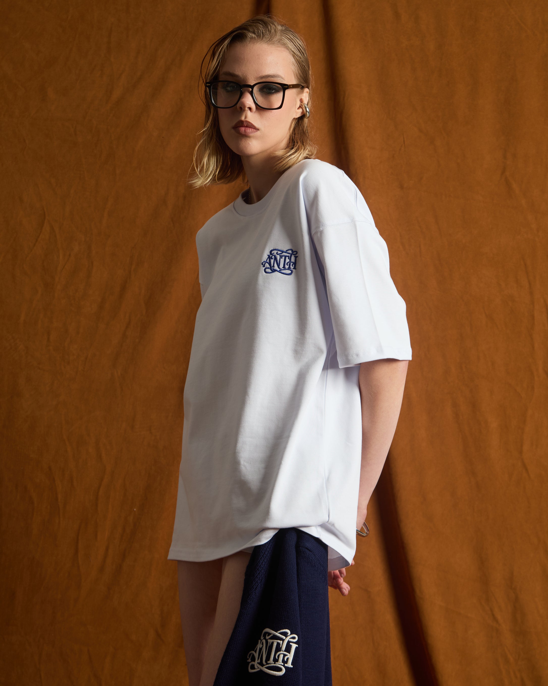 ANTH BLUE EMBROIDERY WHITE T-SHIRT