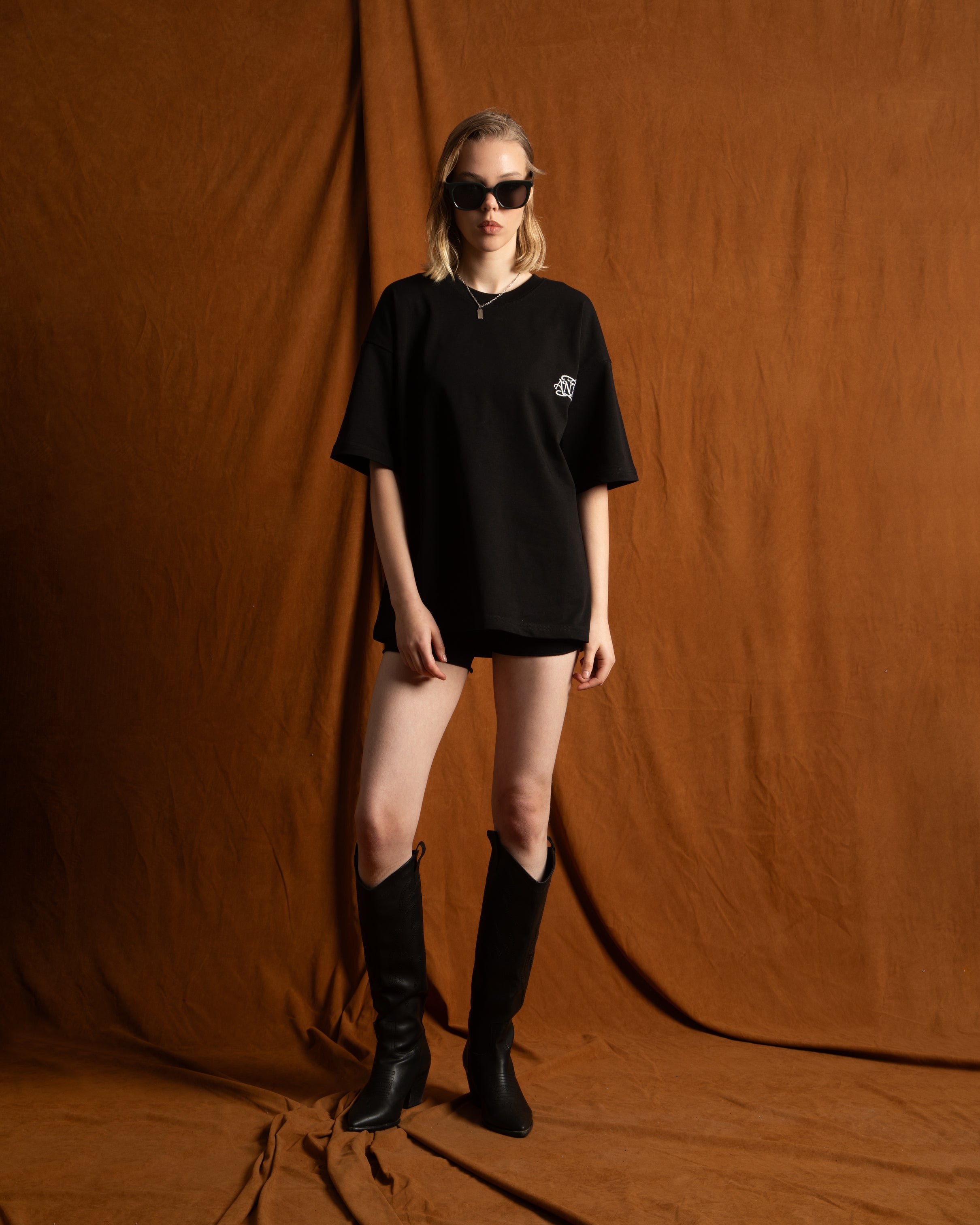 ANTH EMBROIDERY BLACK T-SHIRT