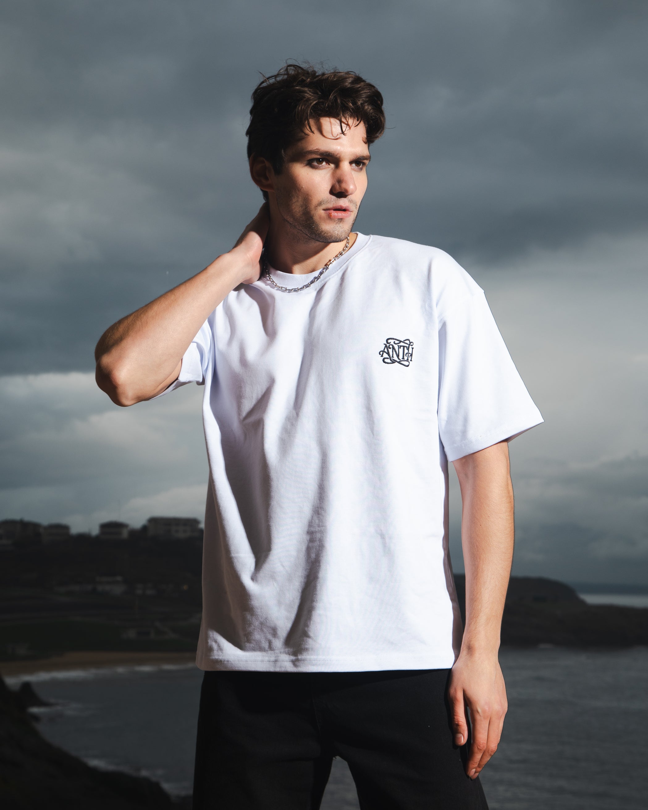 ANTH EMBROIDERY WHITE TEE