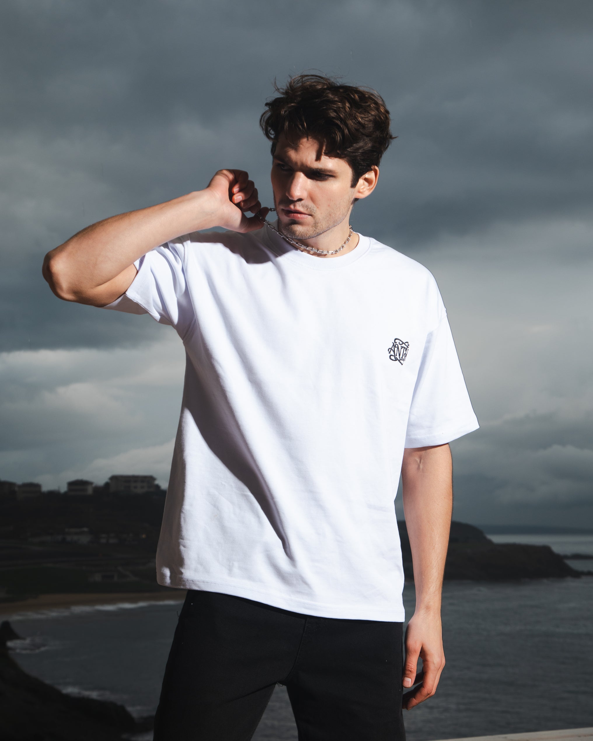ANTH EMBROIDERY WHITE TEE
