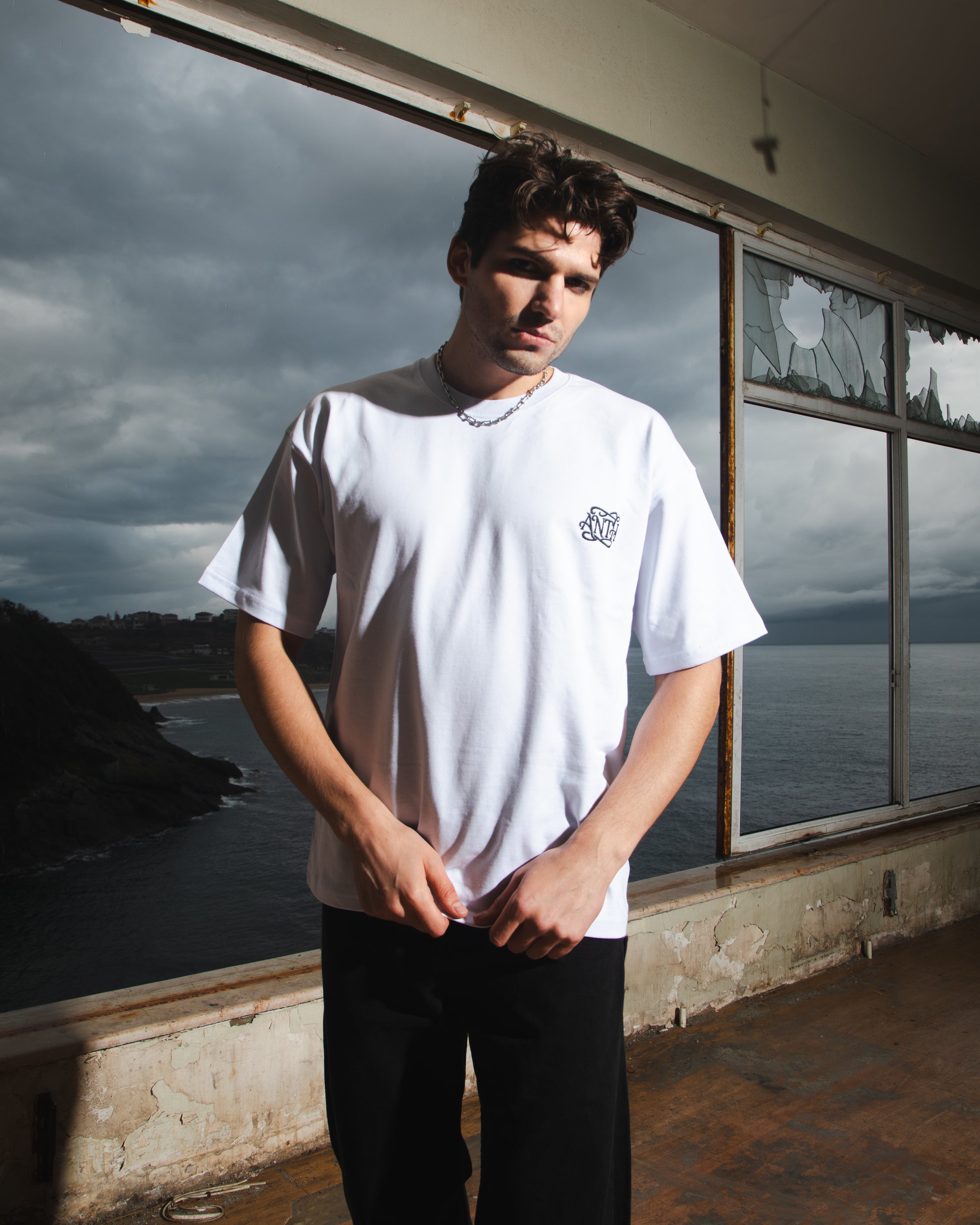 ANTH EMBROIDERY WHITE TEE