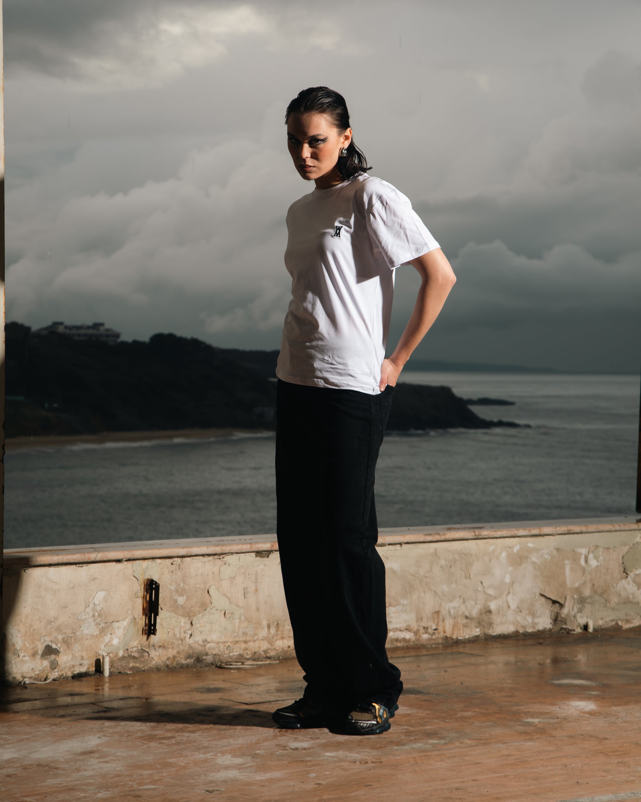 ANOTH LOGO SLIM FIT WHITE TEE