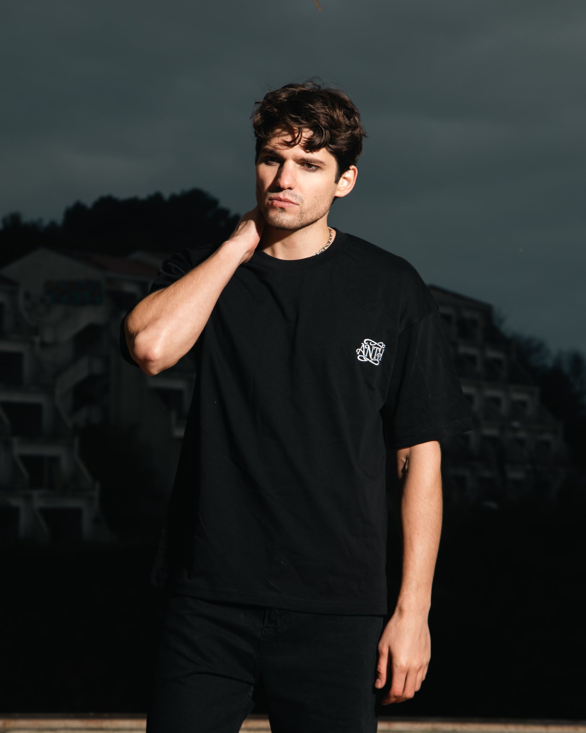 ANTH EMBROIDERY BLACK TEE