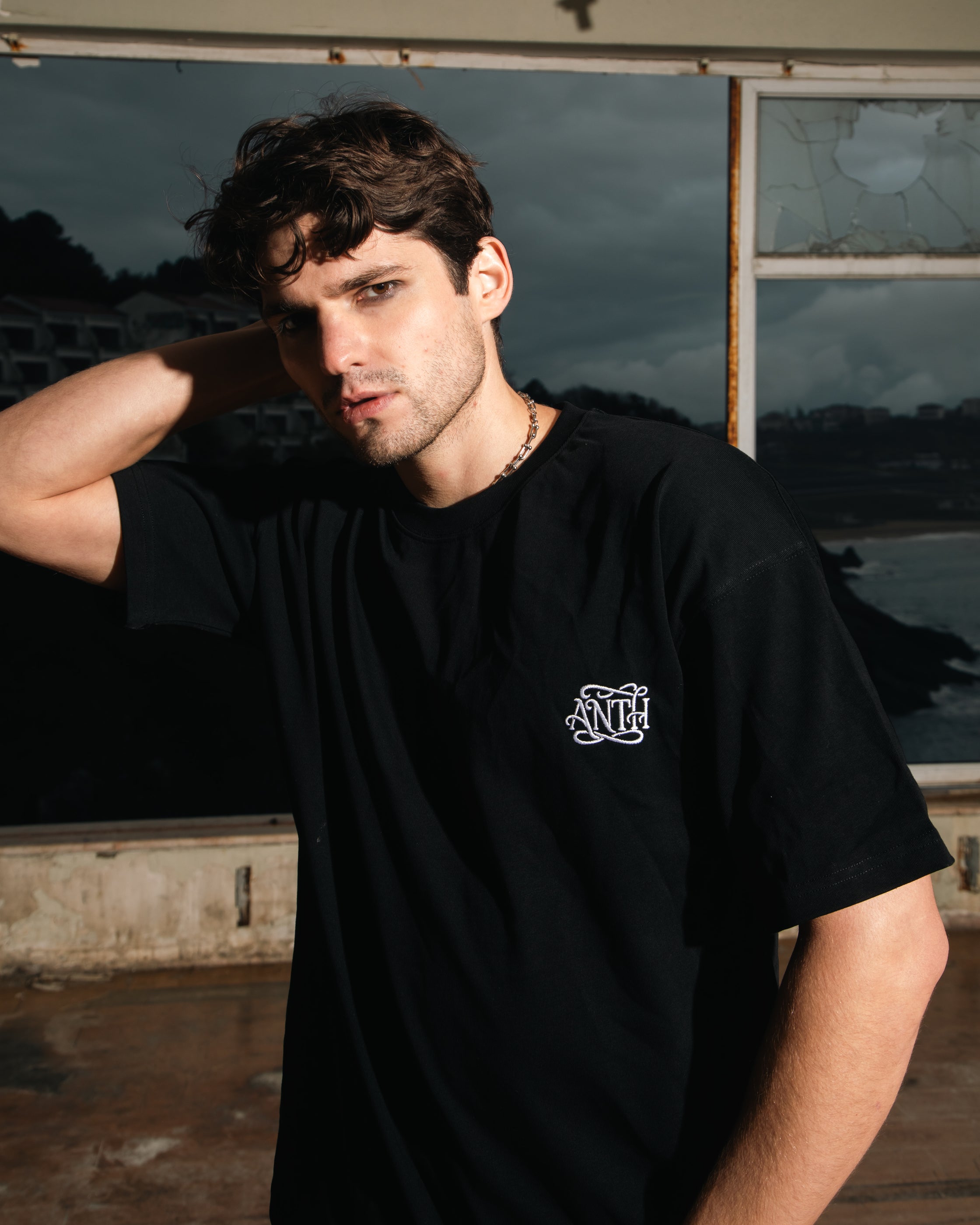 ANTH EMBROIDERY BLACK TEE