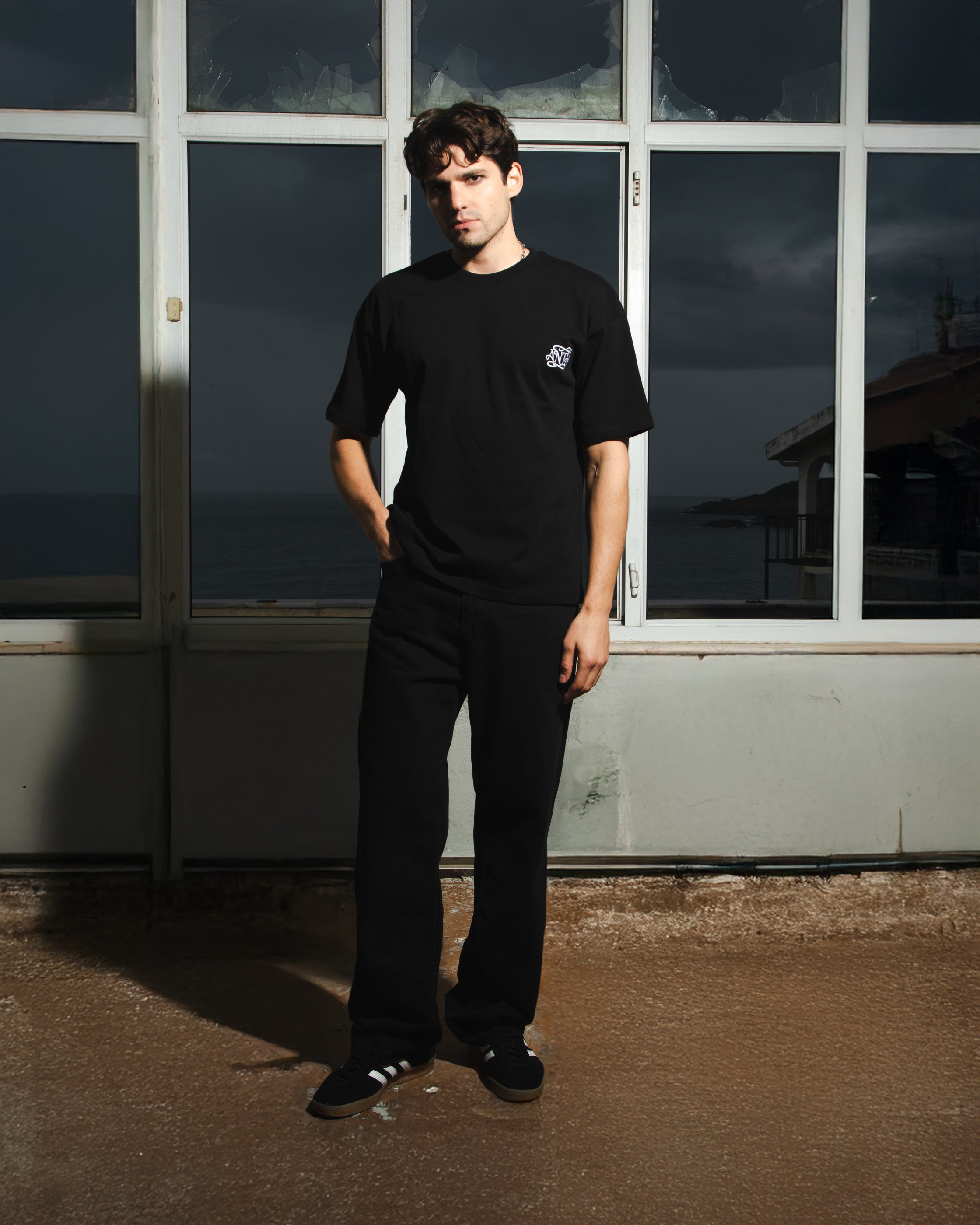 ANTH EMBROIDERY BLACK TEE