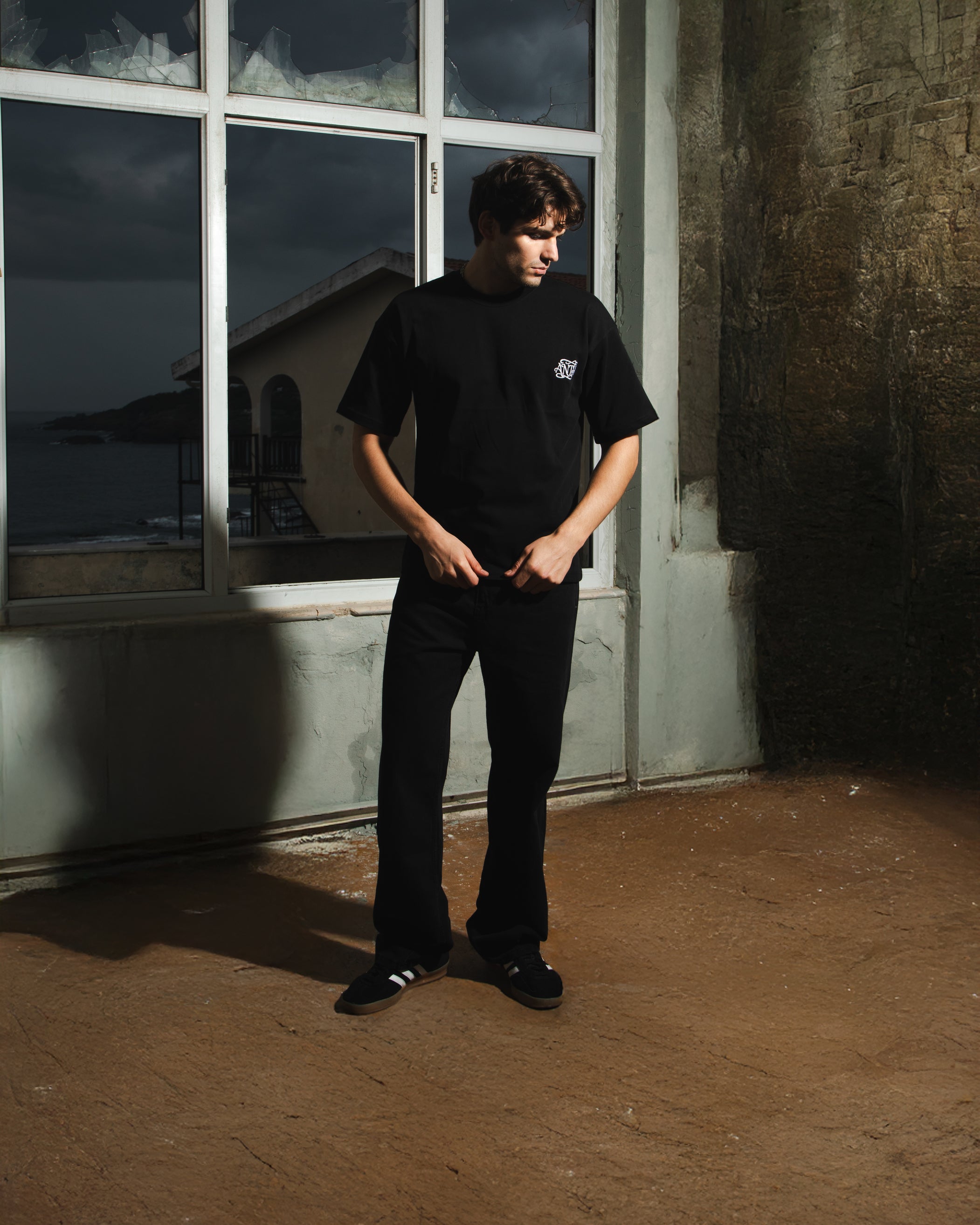 ANTH EMBROIDERY BLACK TEE