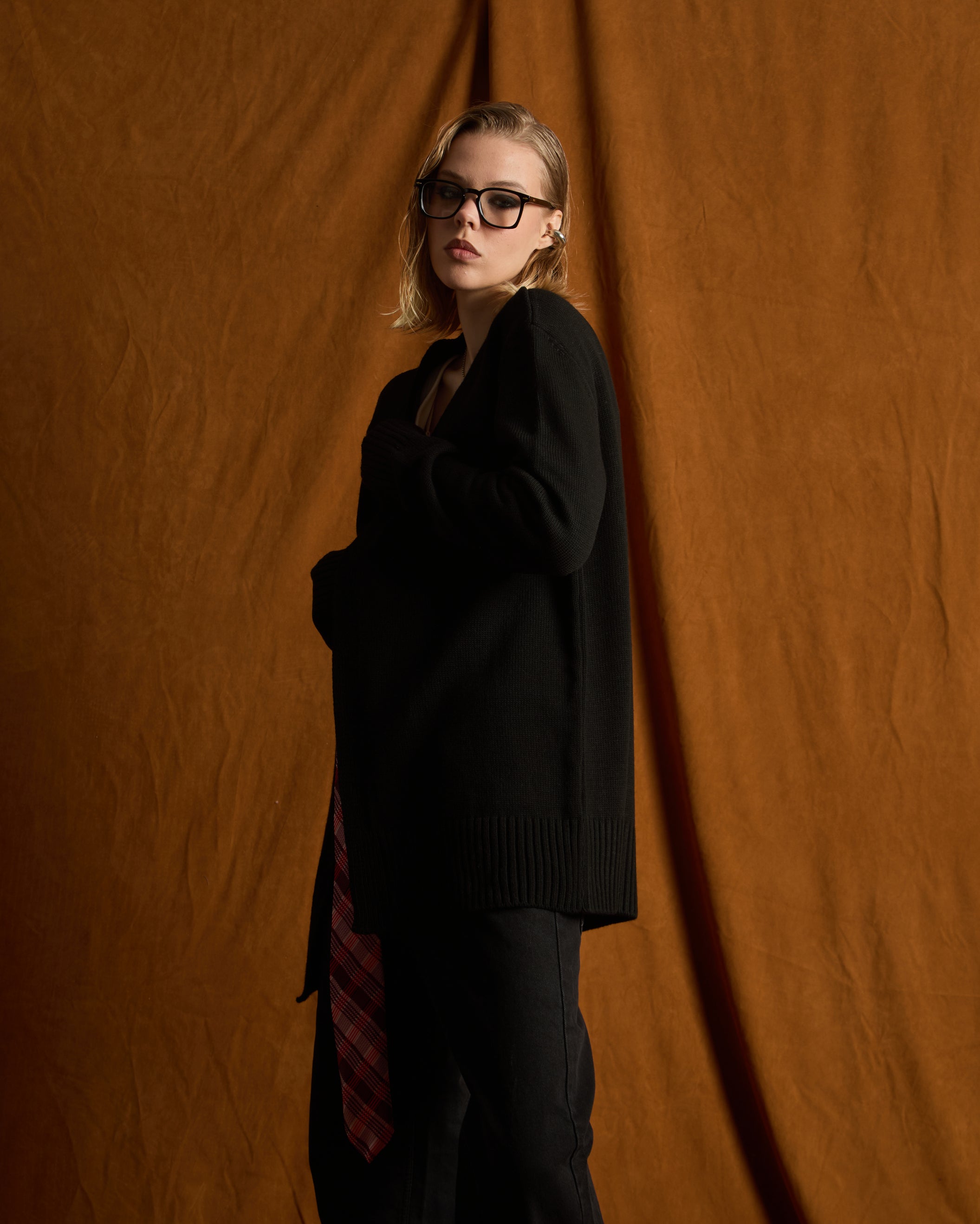 ANTH RED CALLIGRAPHY BLACK UNISEX KNITWEAR