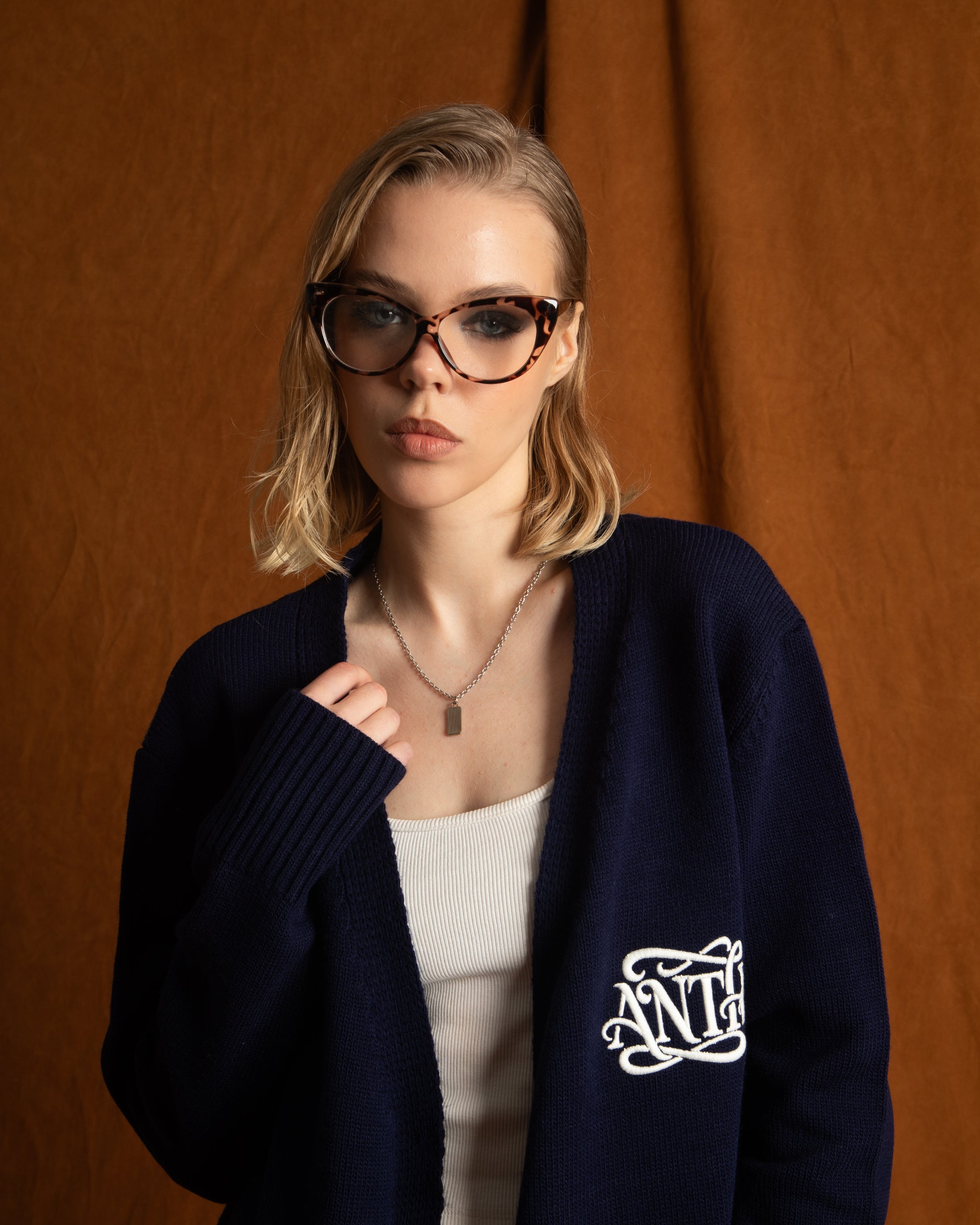 ANTH WHITE CALLIGRAPHY NAVY UNISEX KNITWEAR