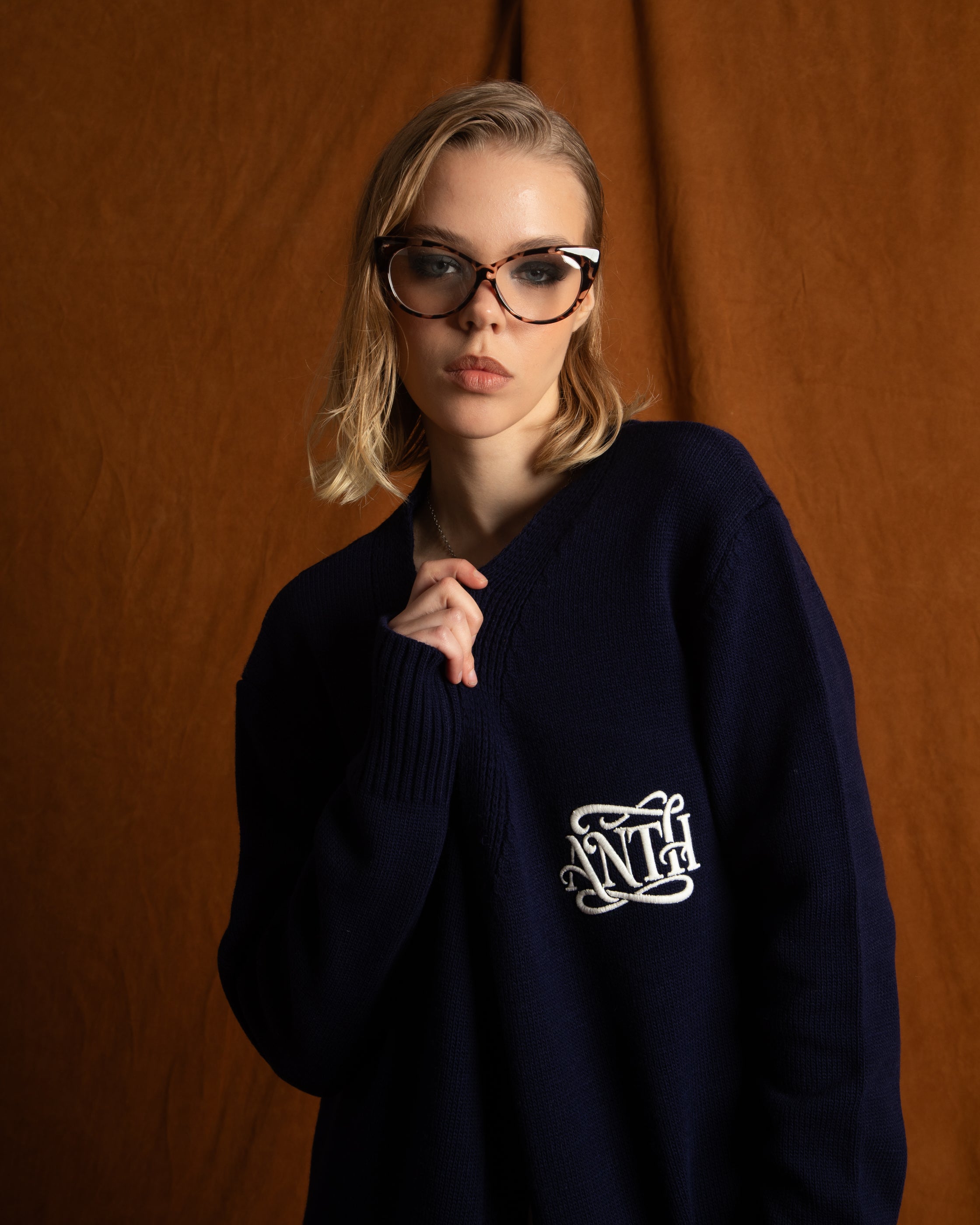 ANTH WHITE CALLIGRAPHY NAVY UNISEX KNITWEAR