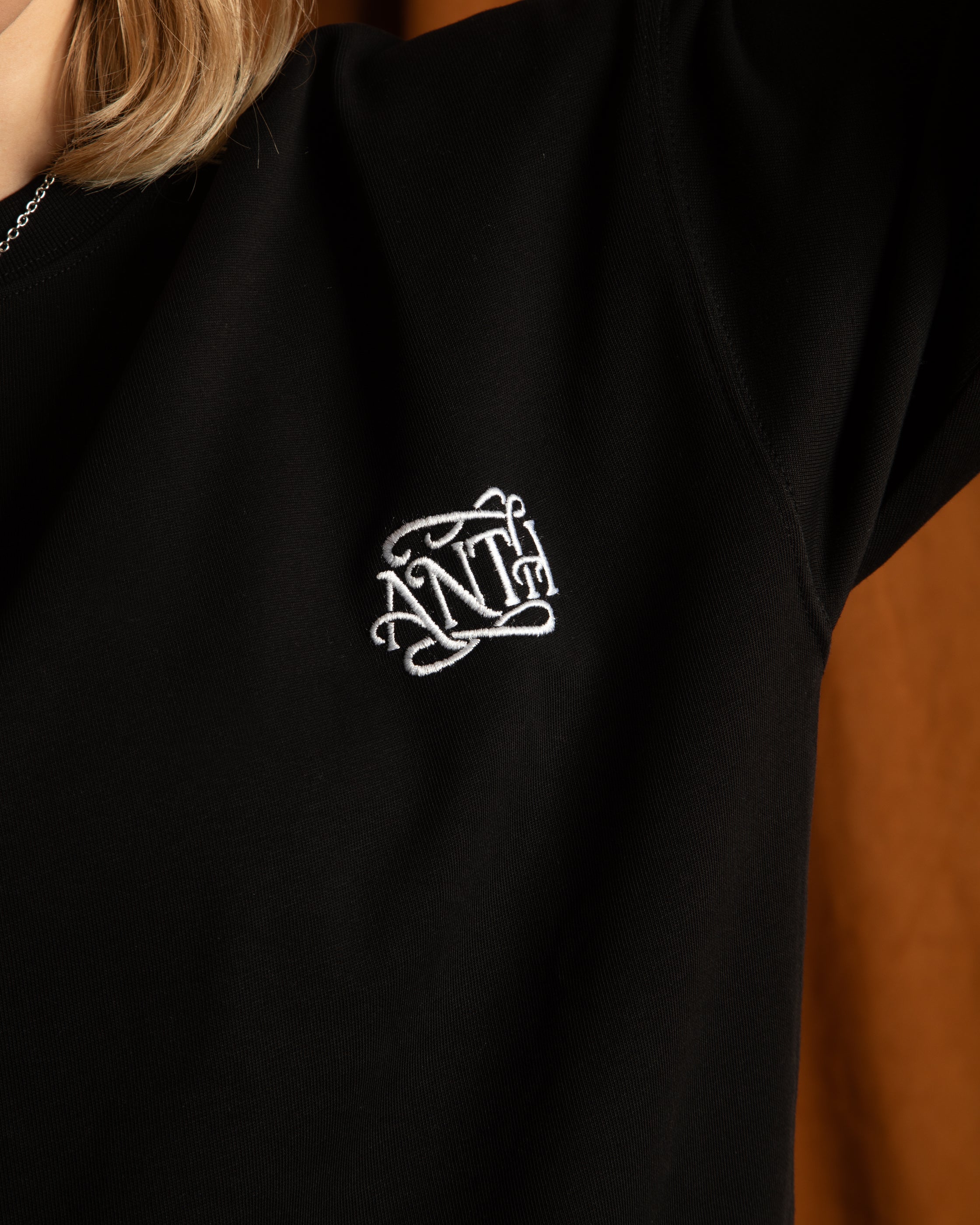 ANTH EMBROIDERY BLACK TEE
