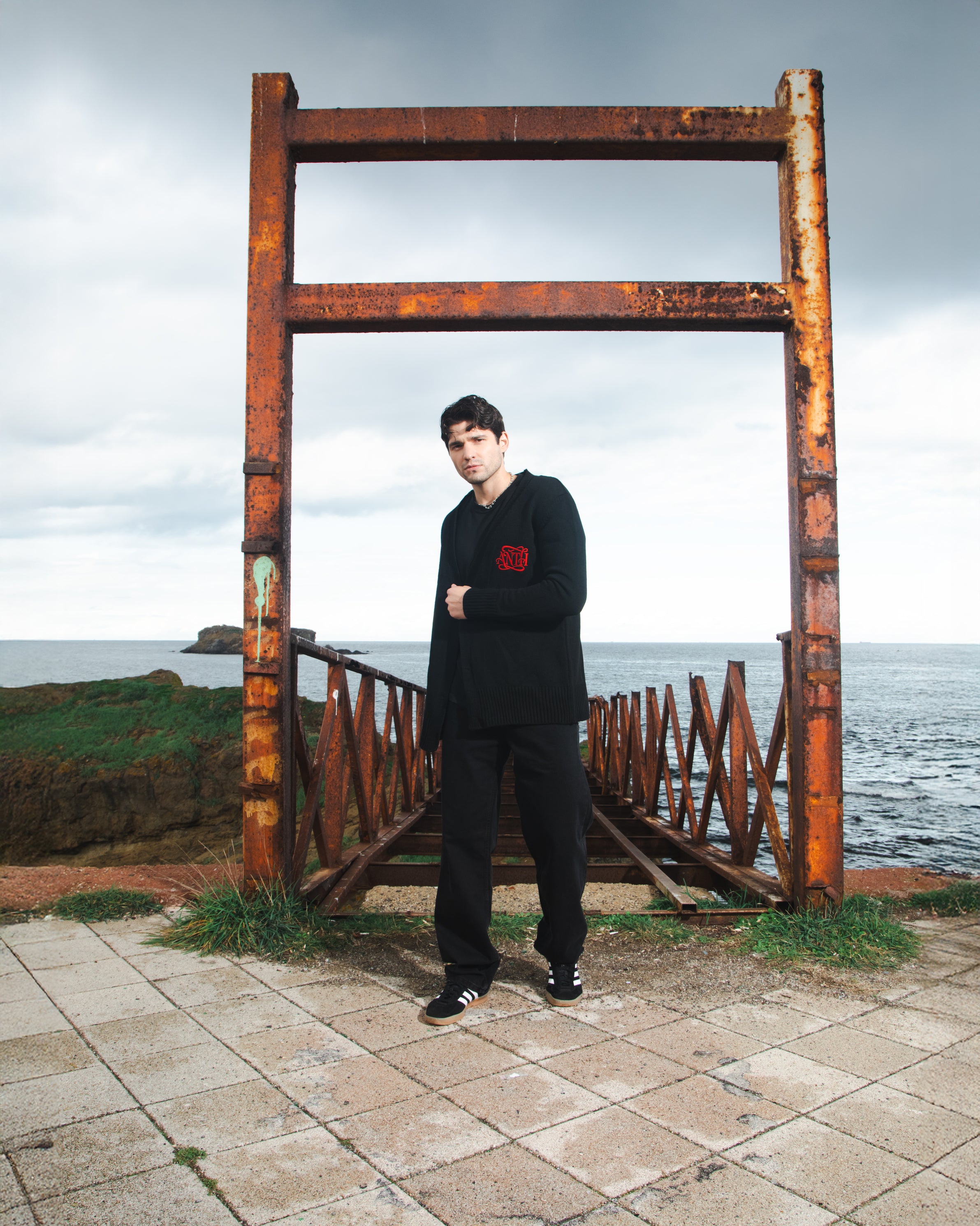 ANTH RED CALLIGRAPHY BLACK UNISEX KNITWEAR