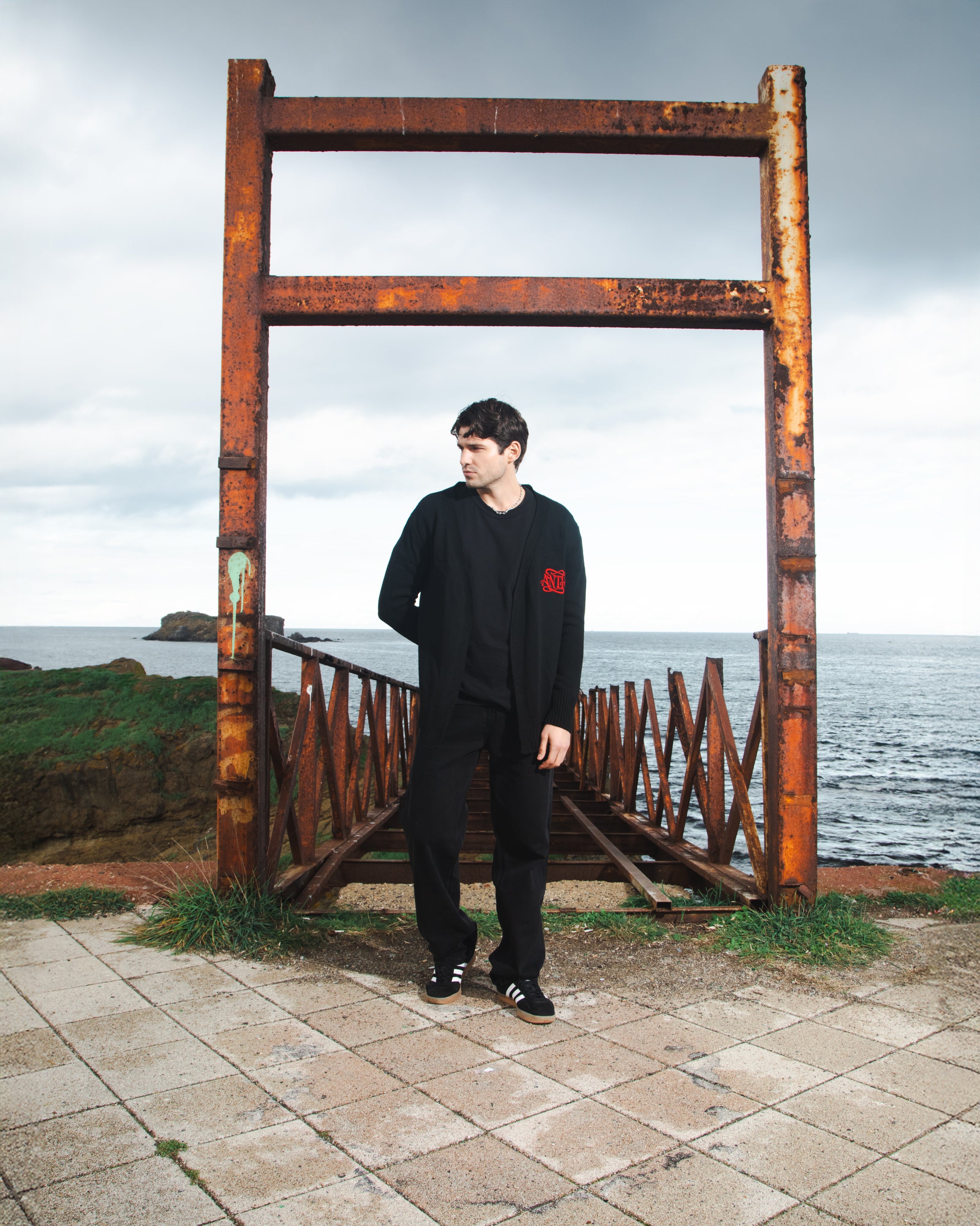 ANTH RED CALLIGRAPHY BLACK UNISEX KNITWEAR