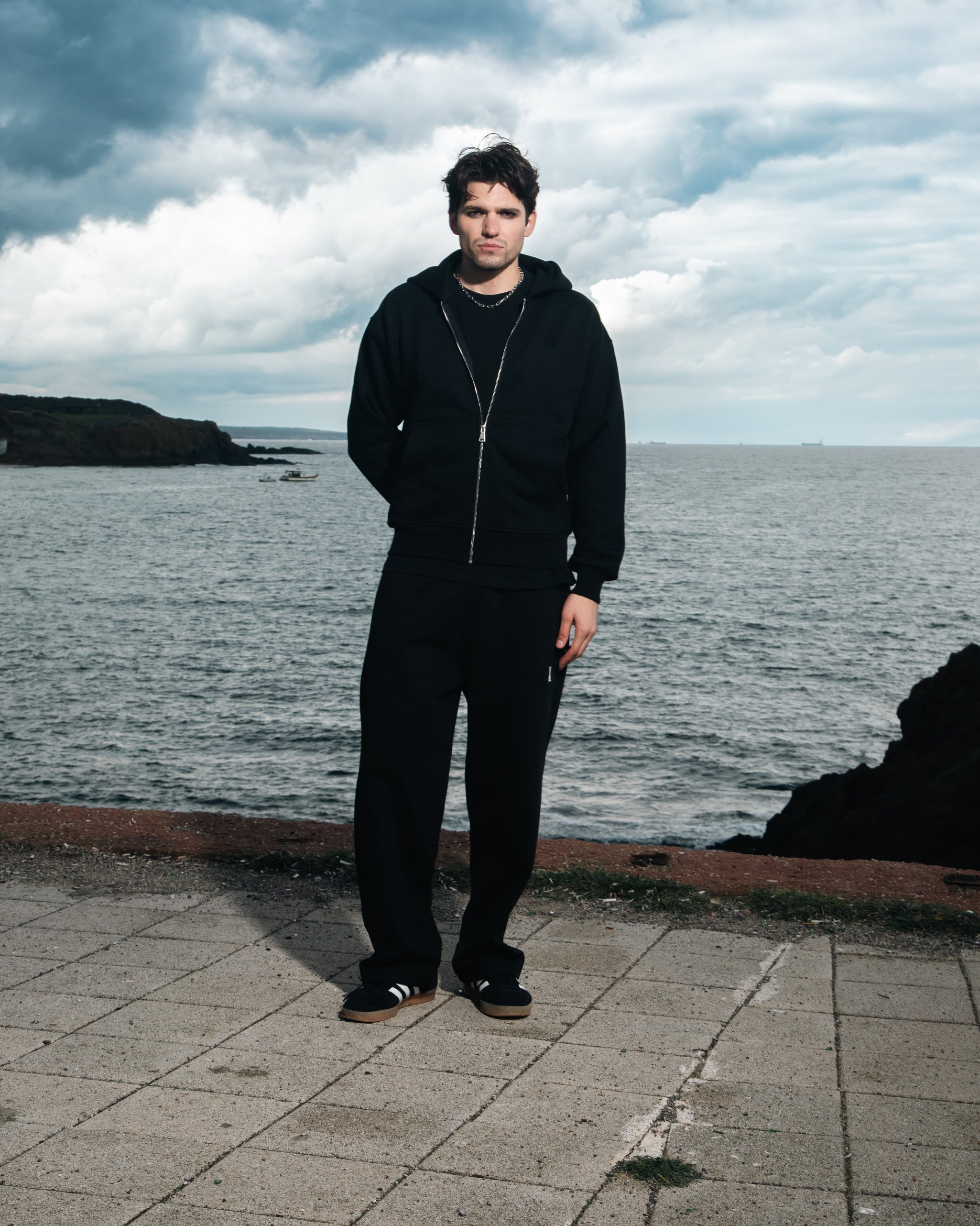 ANOTH LION BLACK ZIP-UP