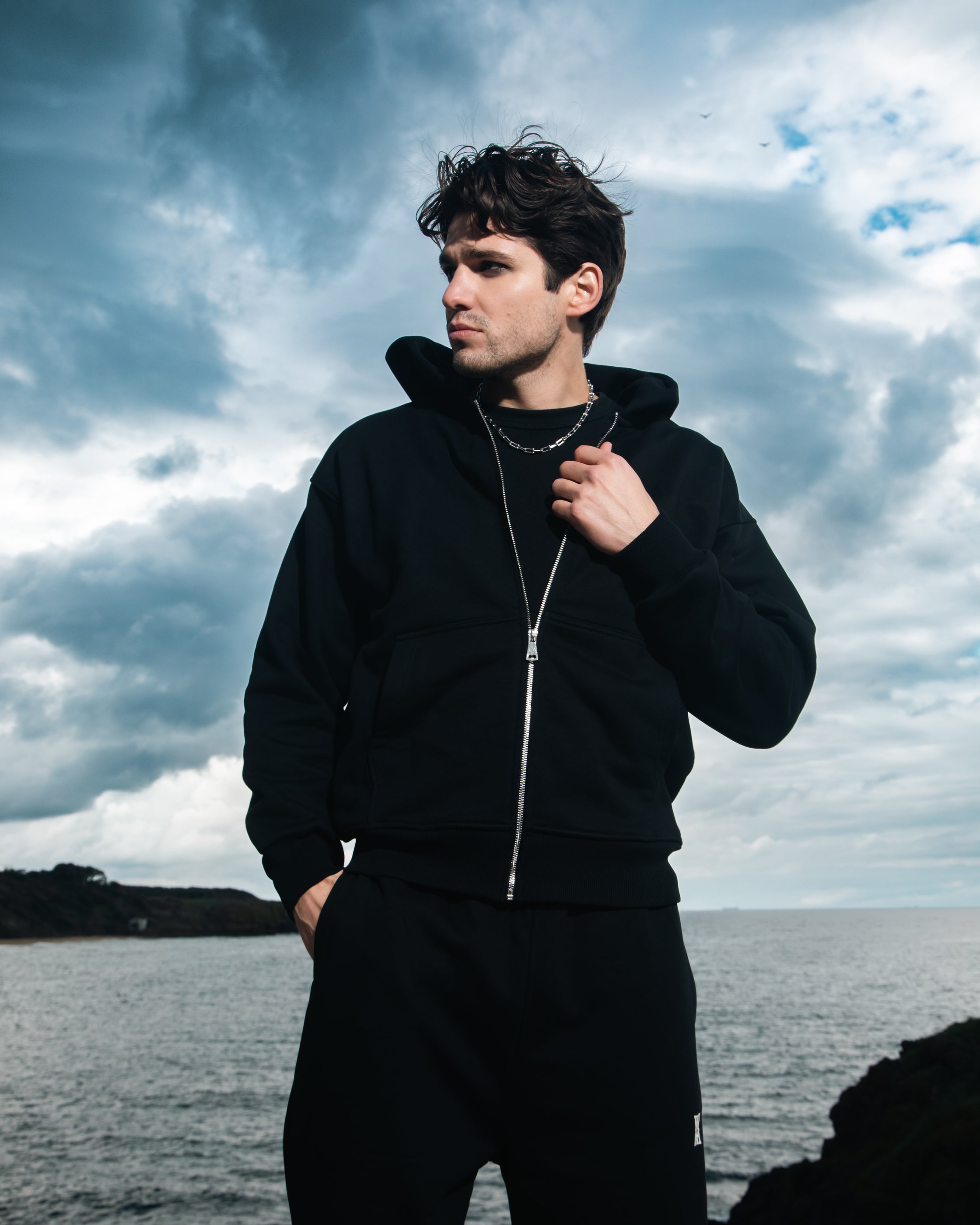 ANOTH LION BLACK ZIP-UP