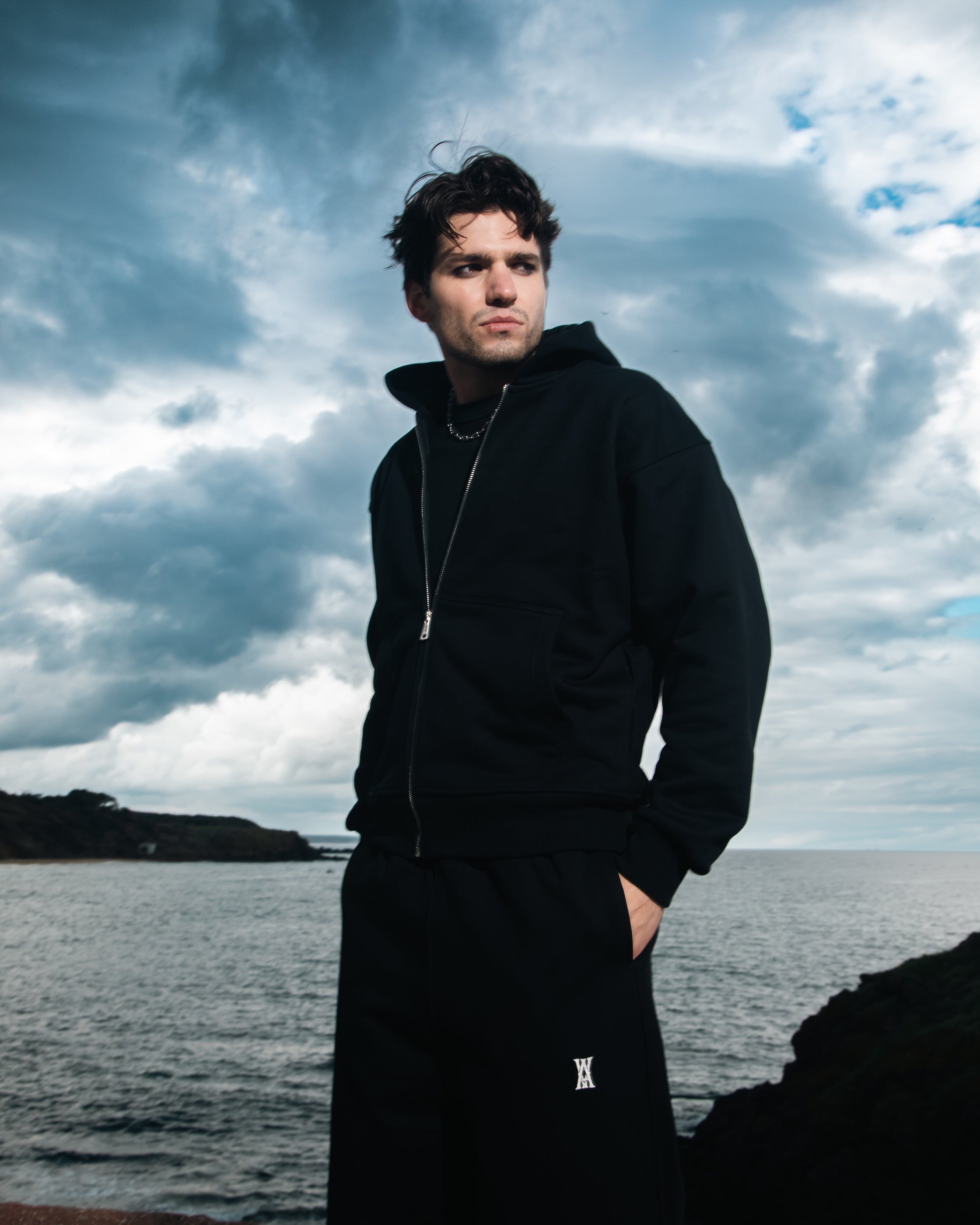 ANOTH LION BLACK ZIP-UP