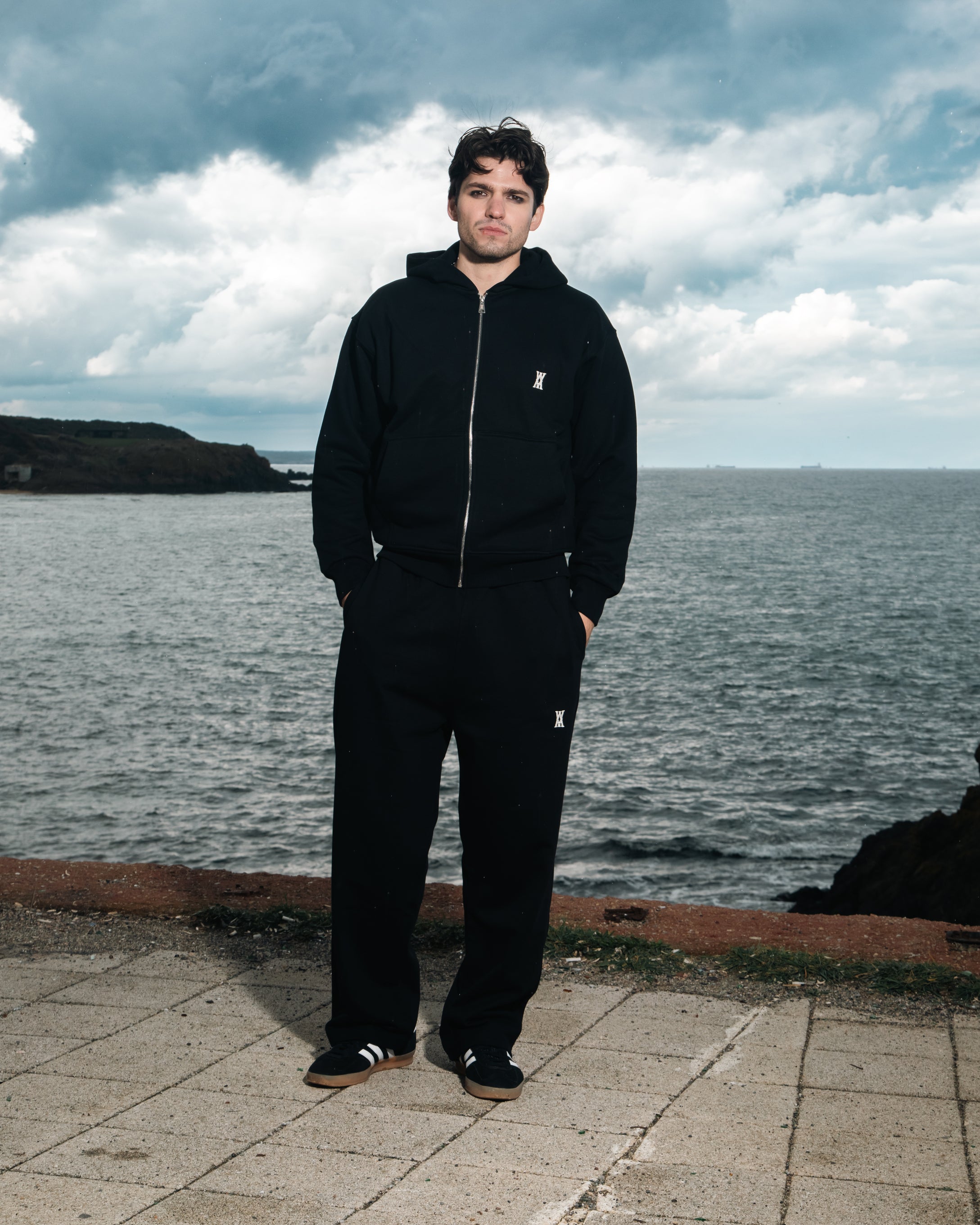 ANOTH LOGO BLACK ZIP-UP